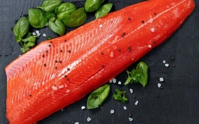 Łosoś Sockeye z Alaski, mrożony filet ze skórąTrim D 600-900 g/szt, vacum, karton 5 kg. Certyfikat MSC 